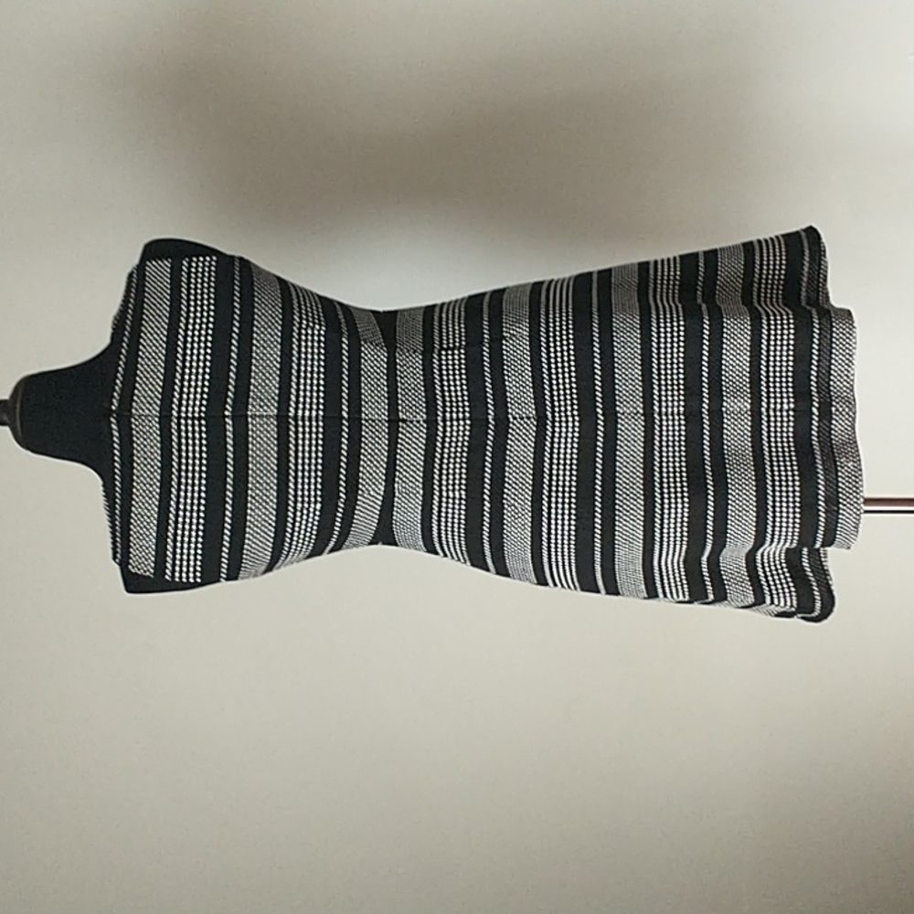 Black and White Sleeveless Dress - Picture 3 of 8